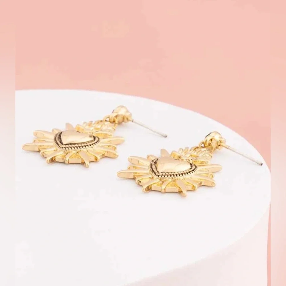 ⚜️🖤 Heart Decor Drop Earrings 🖤⚜️ Brand New - Picture 3 of 10